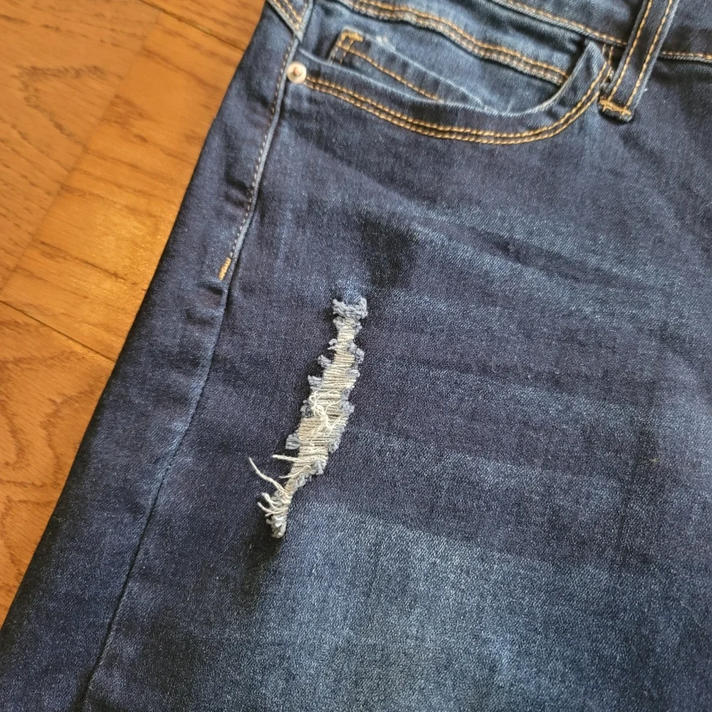 California Vintage Bermuda Shorts Distressed Denim Size 7 NWT